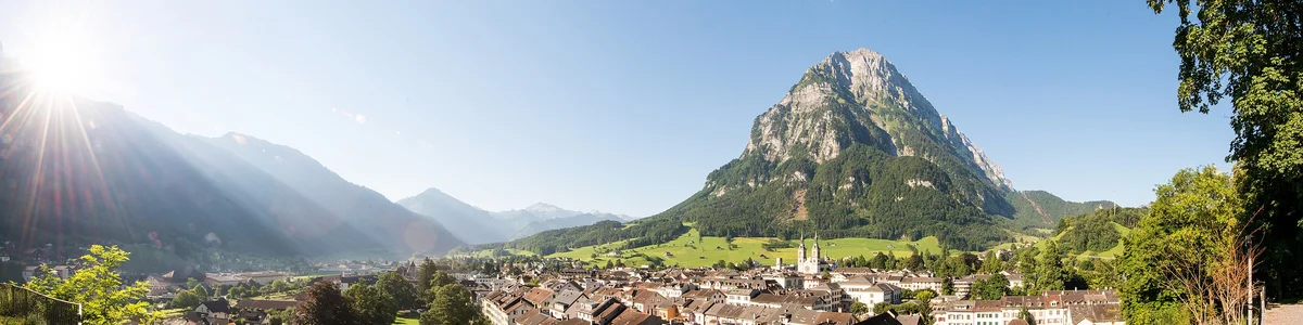Sonnenaufgang_in_der_Stadt_Glarus,_Gemeinde_Glarus_(25077799356)